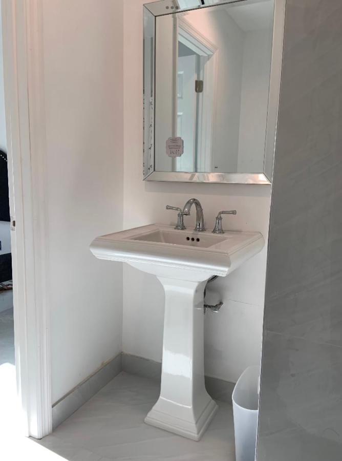 Room & Private Bathroom Boca Raton Exterior photo