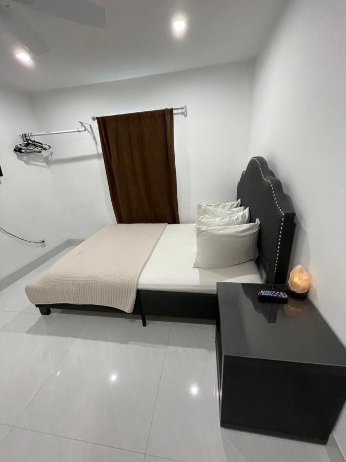 Room & Private Bathroom Boca Raton Exterior photo